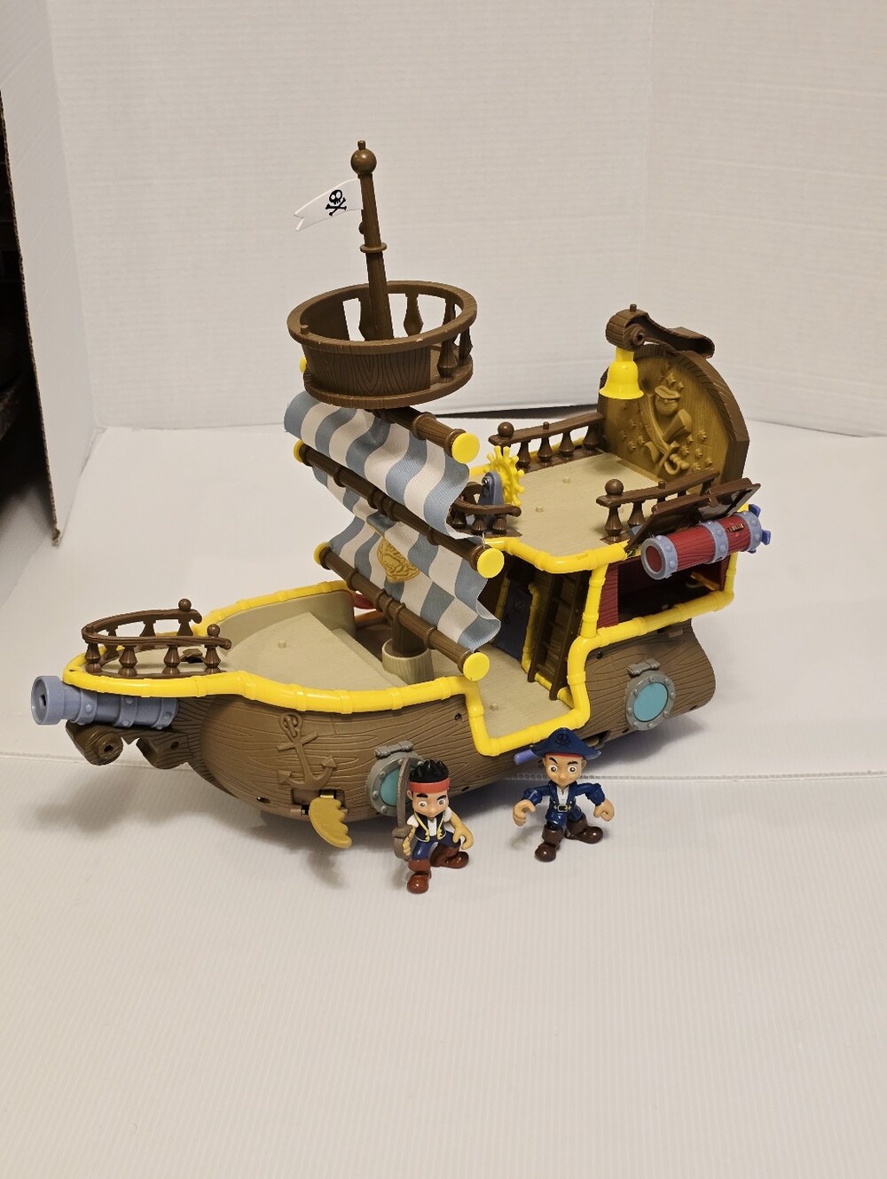 Disney's Jake and the Neverland Pirates Musical Bucky Talking Pirate Ship with F